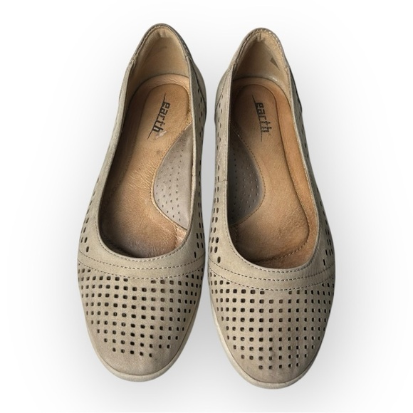 Earth Violet Low Wedge Perf Taupe Nubuck Shoes 7.5 - Picture 3 of 8